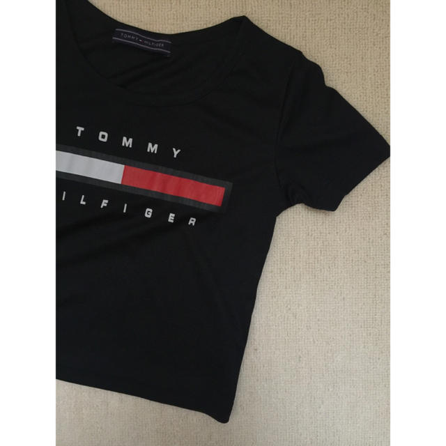 TOMMY HILFIGER(トミーヒルフィガー)のTOMMY トップス （ショート丈 レディースのトップス(Tシャツ(半袖/袖なし))の商品写真