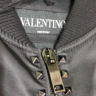 ヴァレンティノ(VALENTINO)の新品 正規品 Valentino スタッズ装飾 ボンバージャケット ブラック(ブルゾン)