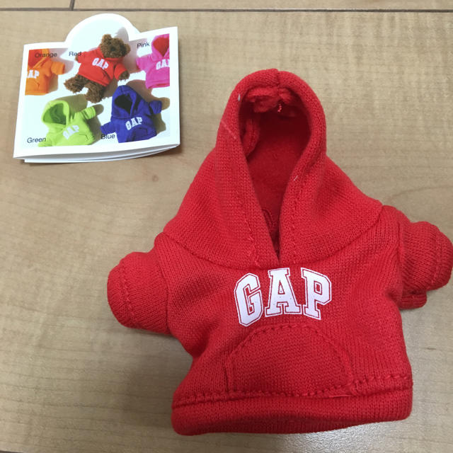 GAP(ギャップ)のGAP GAPガチャ 赤色パーカー ぬいもーず エンタメ/ホビーのおもちゃ/ぬいぐるみ(キャラクターグッズ)の商品写真