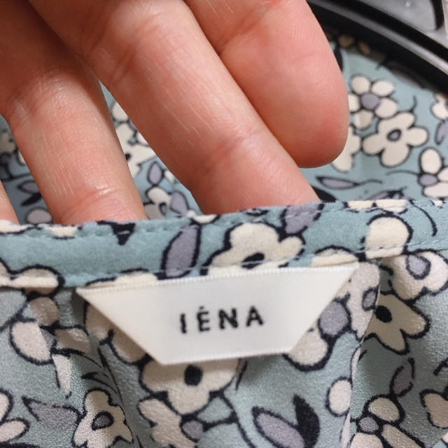 IENA(イエナ)のフラワープリントブラウス レディースのトップス(シャツ/ブラウス(長袖/七分))の商品写真