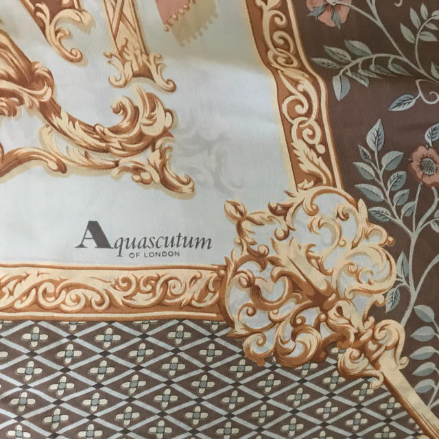 AQUA SCUTUM(アクアスキュータム)のaquascutum 長方形シルクスカーフ レディースのファッション小物(バンダナ/スカーフ)の商品写真