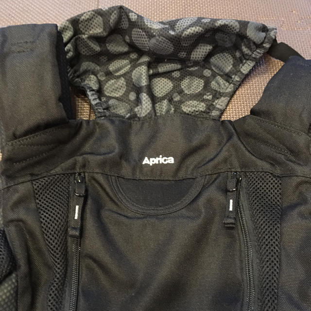 Aprica(アップリカ)のアップリカ コランビギ ナイトブラック キッズ/ベビー/マタニティの外出/移動用品(抱っこひも/おんぶひも)の商品写真