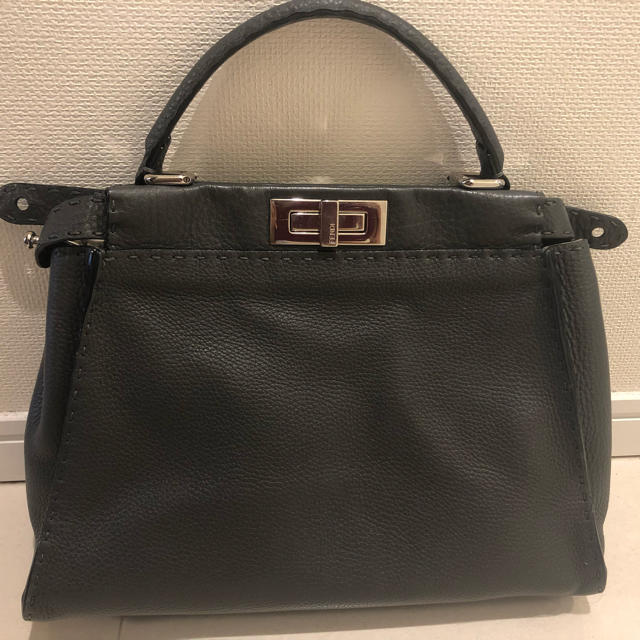 FENDI  セレリア ピーカーブー グレー×ホワイトレディース