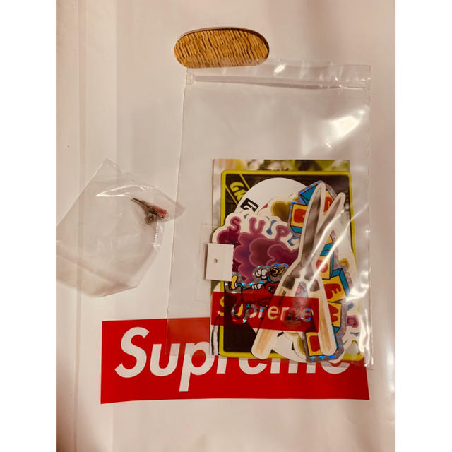 Supreme(シュプリーム)のSupreme  power drill pin ＆ステッカー エンタメ/ホビーのアニメグッズ(バッジ/ピンバッジ)の商品写真