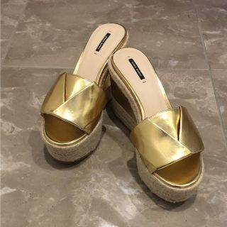 ザラ(ZARA)のZARA ゴールドサンダル size 37(サンダル)