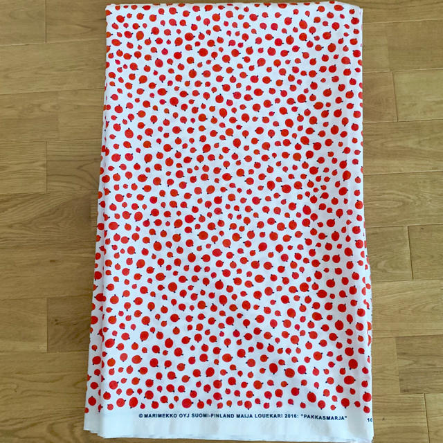 marimekko(マリメッコ)の新品★marimekko はぎれ生地 pakkasmarja パッカスマルヤ 赤 ハンドメイドの素材/材料(生地/糸)の商品写真