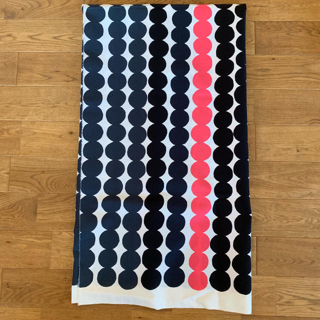 marimekko(マリメッコ)の新品★marimekko はぎれ生地 rasymatto ピンク 黒 30×72 ハンドメイドの素材/材料(生地/糸)の商品写真