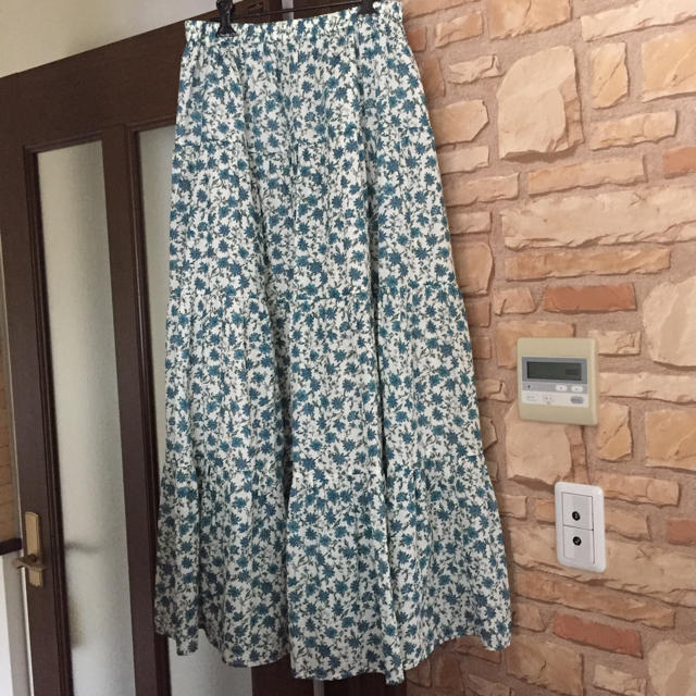 GU(ジーユー)のgu  ティアード花柄スカート レディースのスカート(ロングスカート)の商品写真