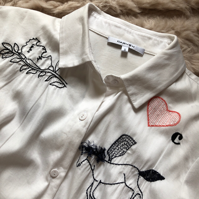 CARVEN(カルヴェン)のりりるさま専用carven✳︎刺繍ホワイトシャツ レディースのトップス(シャツ/ブラウス(長袖/七分))の商品写真