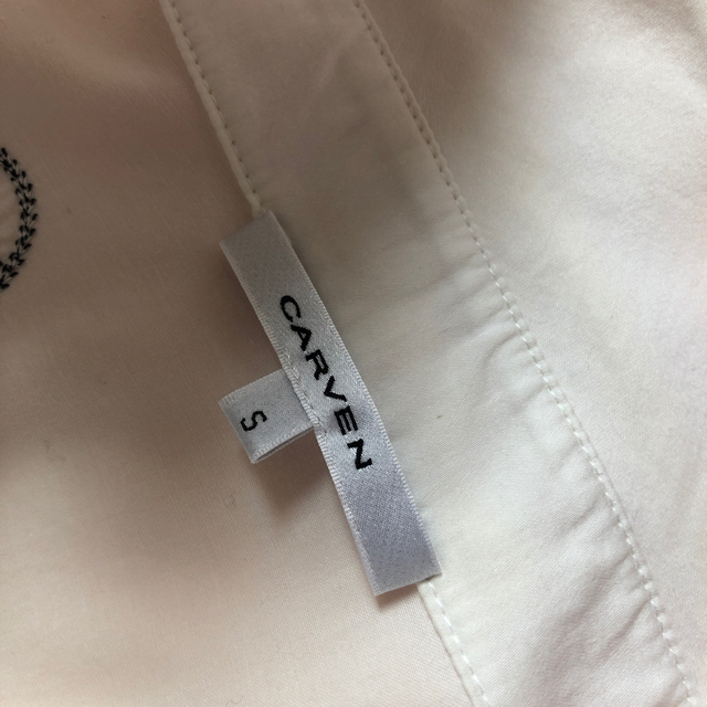 CARVEN(カルヴェン)のりりるさま専用carven✳︎刺繍ホワイトシャツ レディースのトップス(シャツ/ブラウス(長袖/七分))の商品写真