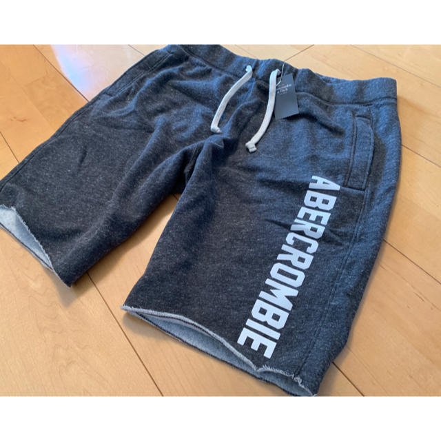 Abercrombie&Fitch(アバクロンビーアンドフィッチ)の新品 A&F アバクロ  ロゴ入り Dark Grey スエットショーツサイズS メンズのパンツ(ショートパンツ)の商品写真