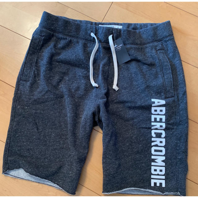 Abercrombie&Fitch(アバクロンビーアンドフィッチ)の新品 A&F アバクロ  ロゴ入り Dark Grey スエットショーツサイズS メンズのパンツ(ショートパンツ)の商品写真