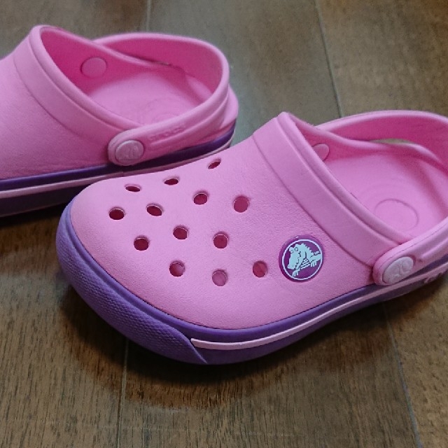 crocs(クロックス)のcocoa様専用　クロックス ピンク 15cm 16cm キッズ/ベビー/マタニティのキッズ靴/シューズ(15cm~)(サンダル)の商品写真