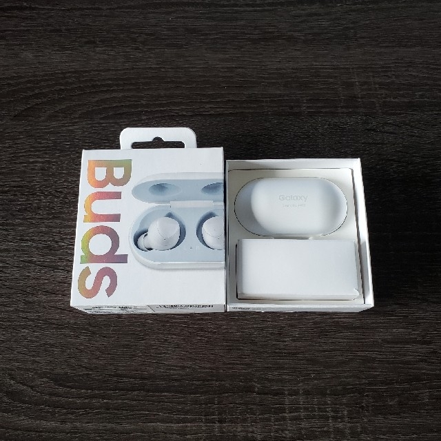 Galaxy(ギャラクシー)の【manzo様専用】Galaxy buds White スマホ/家電/カメラのオーディオ機器(ヘッドフォン/イヤフォン)の商品写真