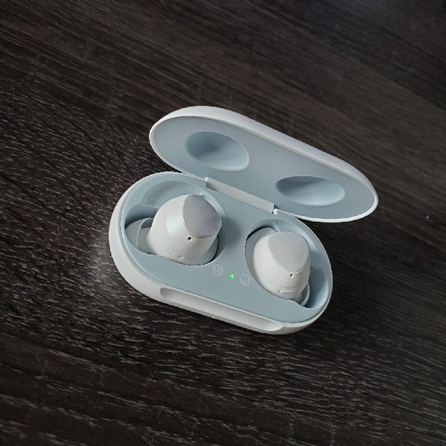 Galaxy(ギャラクシー)の【manzo様専用】Galaxy buds White スマホ/家電/カメラのオーディオ機器(ヘッドフォン/イヤフォン)の商品写真