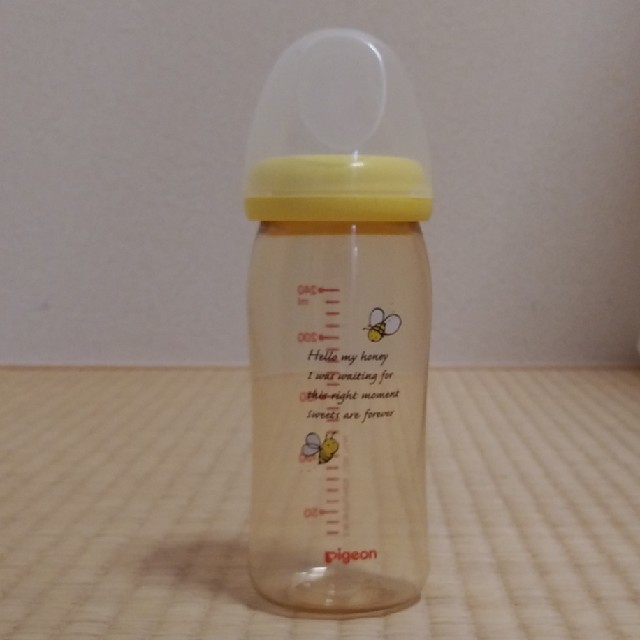 Pigeon(ピジョン)のピジョン　哺乳瓶　プラスチック　２４０ml キッズ/ベビー/マタニティの授乳/お食事用品(哺乳ビン)の商品写真