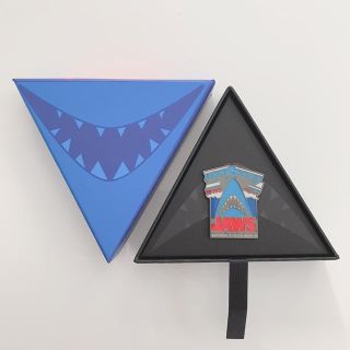 ユニバーサルスタジオジャパン(USJ)のピンバッチ JAWS ジョーズ USJ 非売品 美品 未使用(バッジ/ピンバッジ)