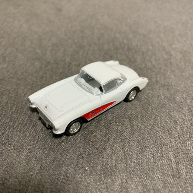 Chevrolet(シボレー)の1957 シボレー コルベット ミニカー ホワイト 1/64サイズ エンタメ/ホビーのおもちゃ/ぬいぐるみ(ミニカー)の商品写真