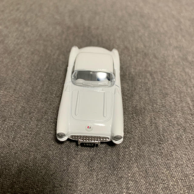 Chevrolet(シボレー)の1957 シボレー コルベット ミニカー ホワイト 1/64サイズ エンタメ/ホビーのおもちゃ/ぬいぐるみ(ミニカー)の商品写真