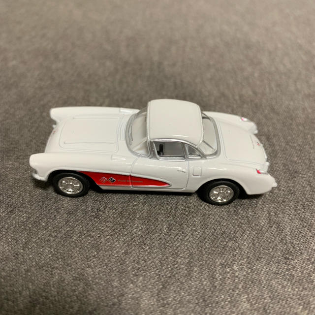 Chevrolet(シボレー)の1957 シボレー コルベット ミニカー ホワイト 1/64サイズ エンタメ/ホビーのおもちゃ/ぬいぐるみ(ミニカー)の商品写真