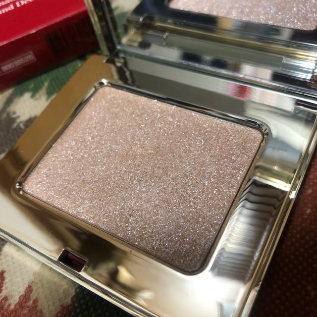 CLARINS(クラランス)のクラランス イルミネイティングパウダー フェイスパウダー 新品 コスメ/美容のベースメイク/化粧品(フェイスパウダー)の商品写真