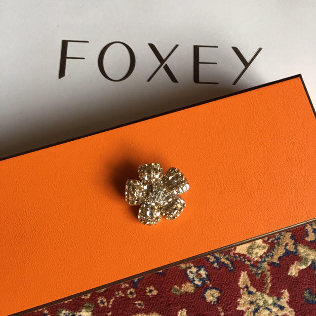 FOXEY(フォクシー)の【美品】フォクシー  FOXEY  ブローチ シャンパン ゴールド レディースのアクセサリー(ブローチ/コサージュ)の商品写真