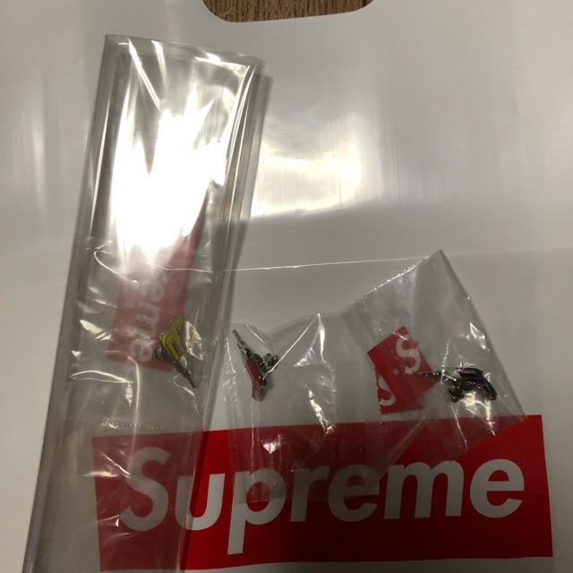 Supreme(シュプリーム)のSupreme Drill Pin 3カラーフルセット エンタメ/ホビーのアニメグッズ(バッジ/ピンバッジ)の商品写真