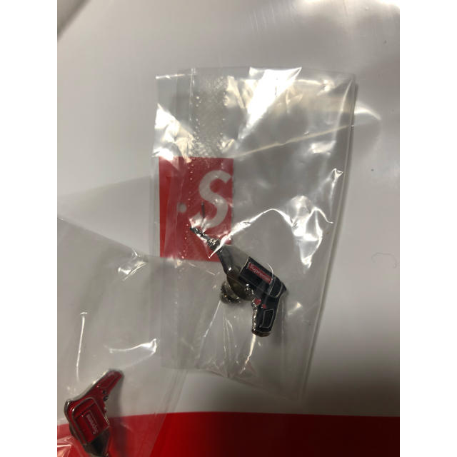 Supreme(シュプリーム)のSupreme Drill Pin 3カラーフルセット エンタメ/ホビーのアニメグッズ(バッジ/ピンバッジ)の商品写真