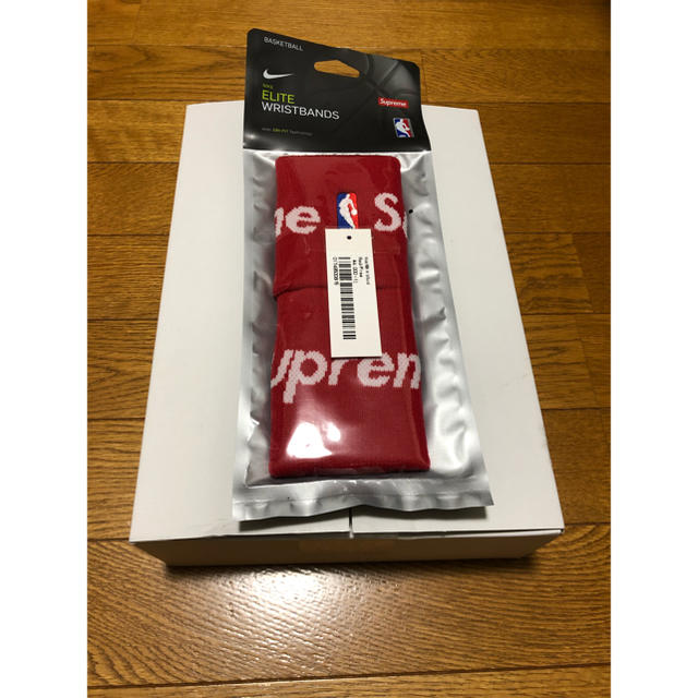 Supreme(シュプリーム)のSupreme®/Nike®/NBA Wristbands Red スポーツ/アウトドアのスポーツ/アウトドア その他(バスケットボール)の商品写真