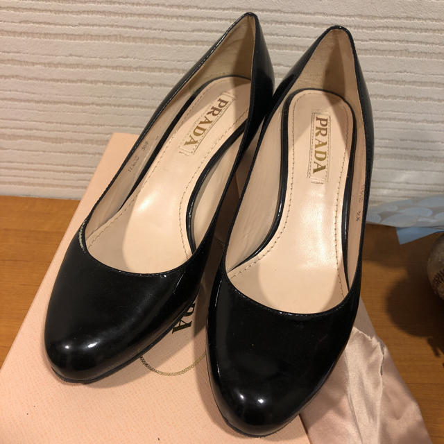 PRADA(プラダ)のPRADA エナメルブラックパンプス36.5 23.5cm レディースの靴/シューズ(ハイヒール/パンプス)の商品写真