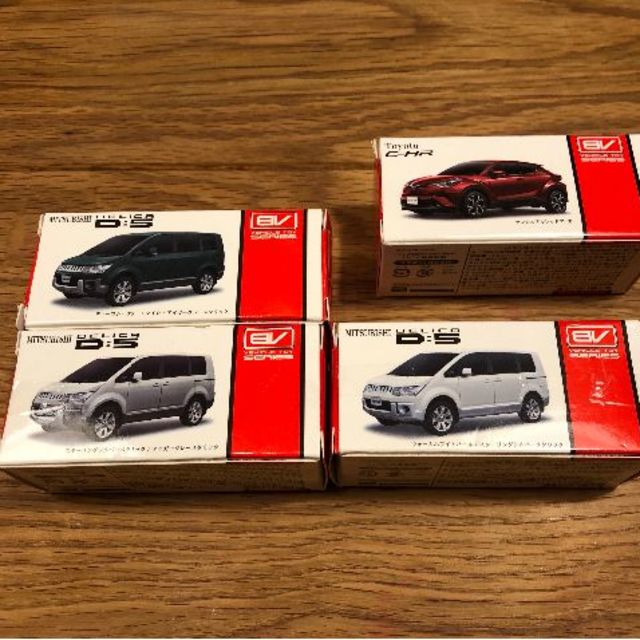 デリカD5 ミニカー3台+トヨタC-HR ミニカー1台 エンタメ/ホビーのおもちゃ/ぬいぐるみ(ミニカー)の商品写真