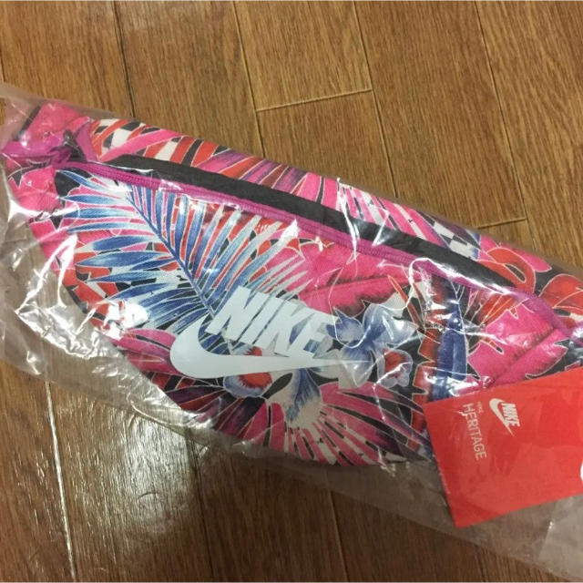 NIKE(ナイキ)のNIKE 3L ヘリテージ ウエストポーチ ボディバッグ 花柄 新品未使用 レディースのバッグ(ボディバッグ/ウエストポーチ)の商品写真