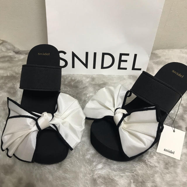 SNIDEL(スナイデル)のクライスラーゆう様専用 snidel 白リボンビーチサンダル 黒 ブラック L  レディースの靴/シューズ(ビーチサンダル)の商品写真