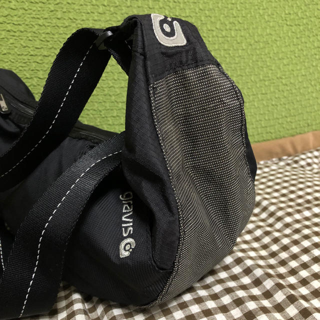 gravis(グラビス)のグラビス  黒xグレー クロワッサン型ショルダーバック メンズのバッグ(ショルダーバッグ)の商品写真
