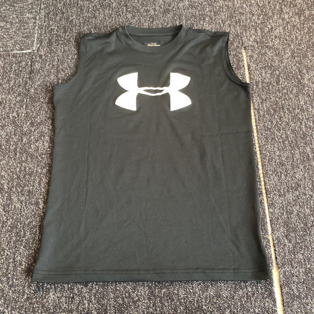 UNDER ARMOUR(アンダーアーマー)の美品☆UNDER ARMOUR YLG ノースリー キッズ/ベビー/マタニティのキッズ服男の子用(90cm~)(Tシャツ/カットソー)の商品写真