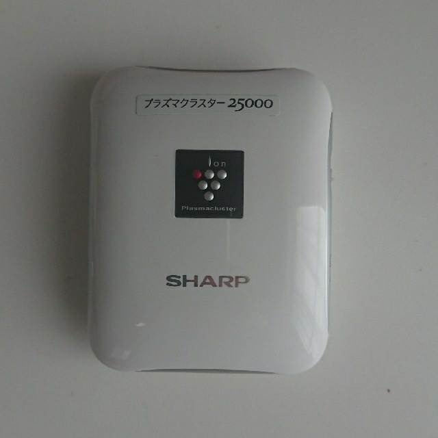 SHARP(シャープ)のSHARP プラズマクラスター搭載 イオン発生機  モバイルタイプ白 スマホ/家電/カメラの生活家電(空気清浄器)の商品写真