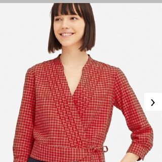 ユニクロ(UNIQLO)のユニクロイネス完売ブラウス赤新品未使用サイズM滝沢カレン着用(シャツ/ブラウス(長袖/七分))