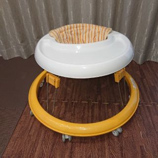 ニシマツヤ(西松屋)の歩行器(歩行器)