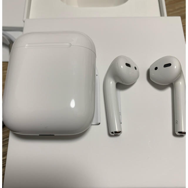 Apple(アップル)のAirpods スマホ/家電/カメラのオーディオ機器(ヘッドフォン/イヤフォン)の商品写真