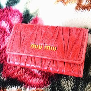 ミュウミュウ(miumiu)のミュウミュウの可愛いピンクのキーケースです✨ゴールド金具で全体的に美品です✨(キーケース)