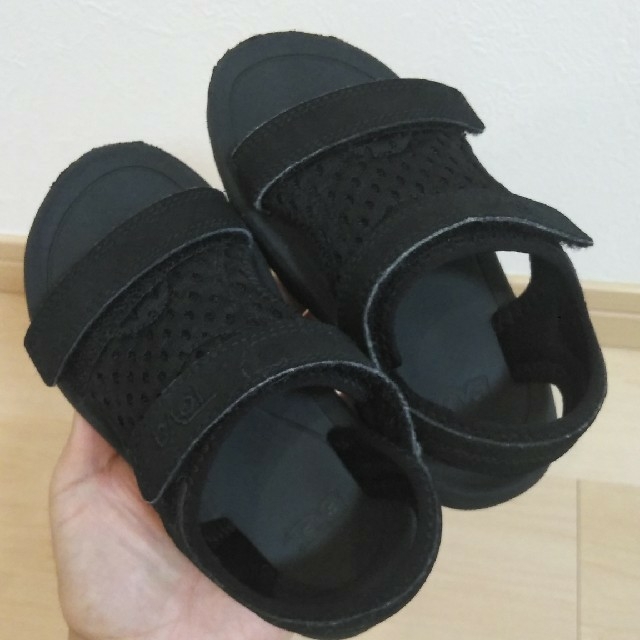 Teva(テバ)のテバ キッズサンダル　黒 キッズ/ベビー/マタニティのベビー靴/シューズ(~14cm)(サンダル)の商品写真