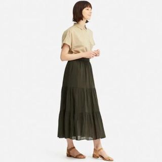 ユニクロ(UNIQLO)のユニクロ ティアードロングスカート 新品未使用 Mサイズ カーキ(ロングスカート)