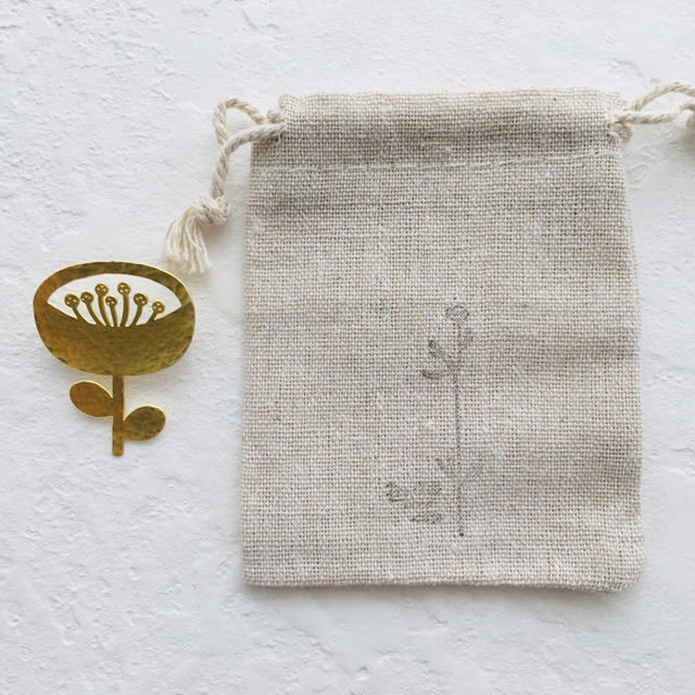 真鍮 お花ブローチ （可愛い巾着付き） レディースのアクセサリー(ブローチ/コサージュ)の商品写真
