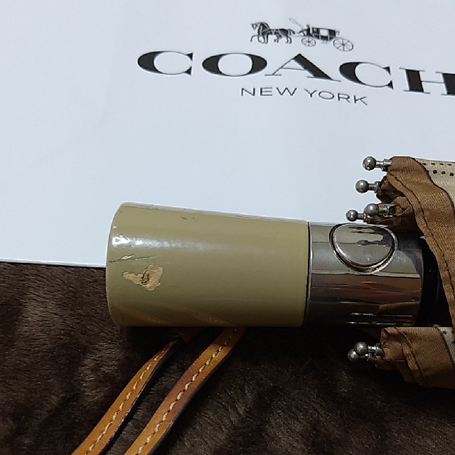 COACH(コーチ)の値下コーチのワンプッシュで開く折りたたみ式携帯傘手元に傷がありますのでお安く提供 レディースのファッション小物(傘)の商品写真