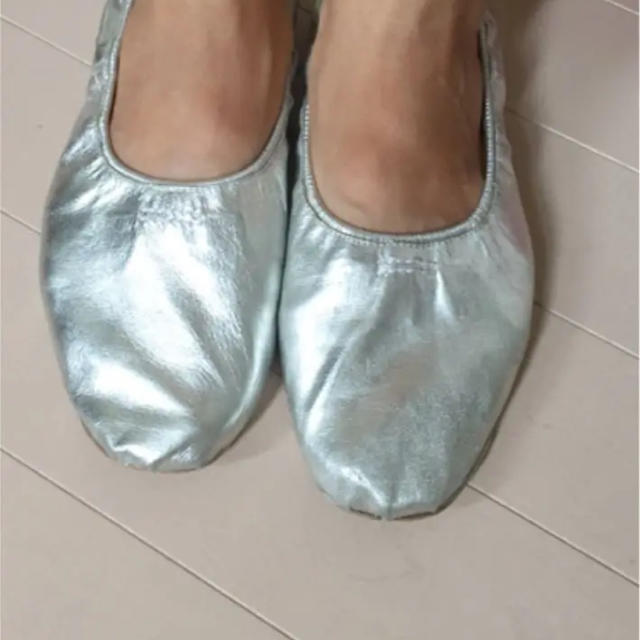 ZARA(ザラ)のザラキラキラ 銀色 バレーシューズ レディースの靴/シューズ(バレエシューズ)の商品写真