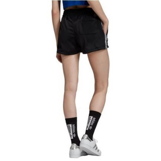 adidas(アディダス)のadidas originals テープ ショーツ [TAPE SHORTS]  レディースのパンツ(ショートパンツ)の商品写真