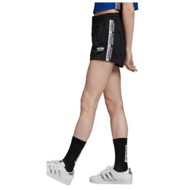 adidas(アディダス)のadidas originals テープ ショーツ [TAPE SHORTS]  レディースのパンツ(ショートパンツ)の商品写真