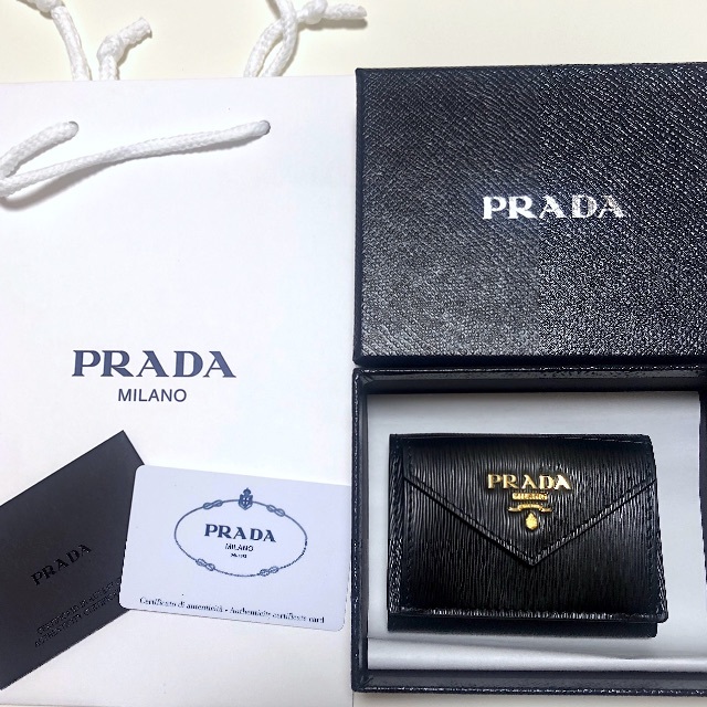 PRADA - 【美品】プラダ 二つ折り財布