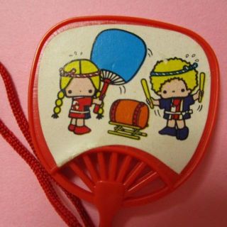 サンリオ　昭和　パティ＆ジミーのうちわチャーム(キャラクターグッズ)