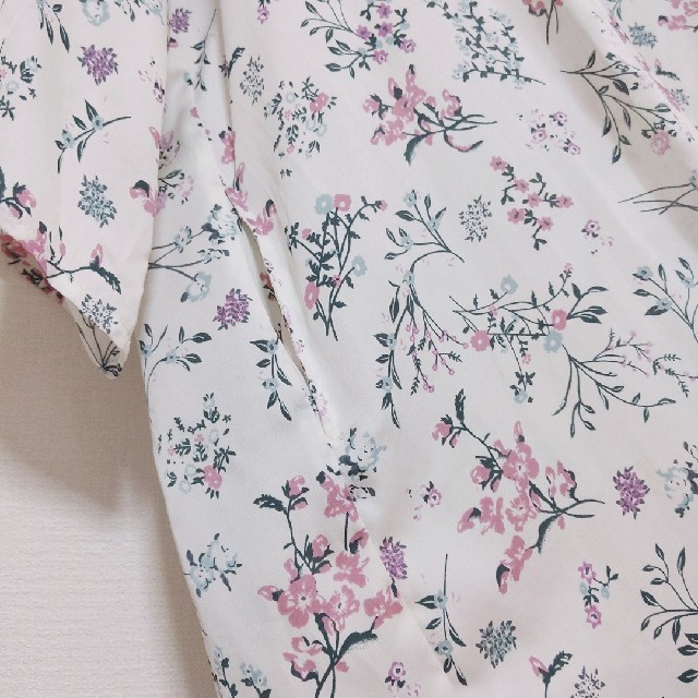 KBF(ケービーエフ)の花柄ガウン レディースのジャケット/アウター(ガウンコート)の商品写真